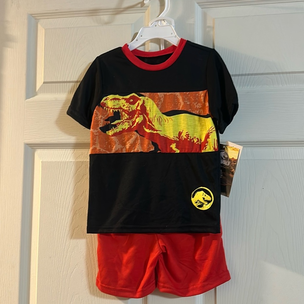 JURASSIC WORLD TWO PIECE OUTFIT: BLACK/RED: SHIRT/SHORTS: NEW WITH TAGS: SIZE 3T
